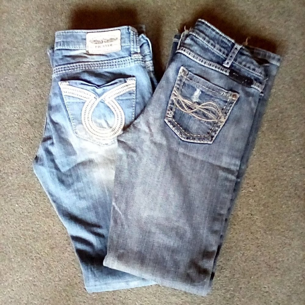 2 PAIRS WOMEN;S BLUE JEANS, SIZE 28